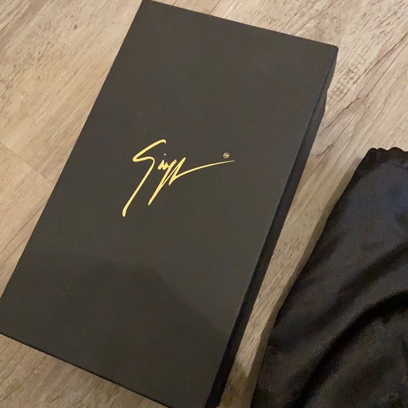 Giuseppe Zanotti Flat toe loop sandals with magnetic crystal tie ups. - Picture 8 of 9